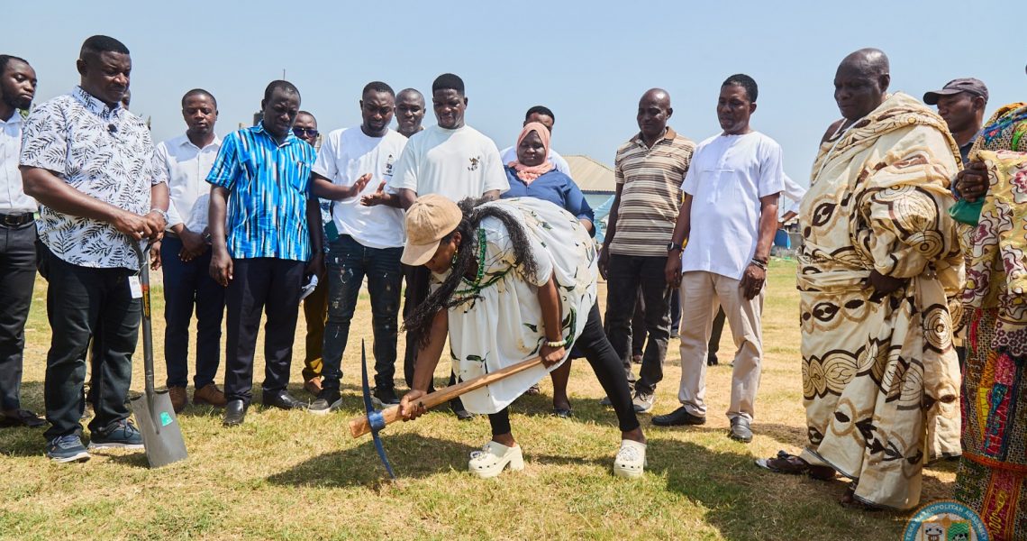 MAYOR CUTS SOD FOR CONSTRUCTION OF NEW NEONATAL UNIT AT MANHEAN POLYCLINIC.